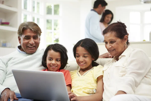 Indische Familie zu Hause — Stockfoto