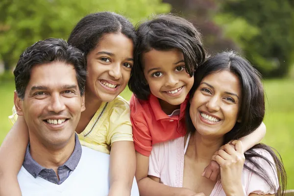 Famille indienne marche dans la campagne — Photo