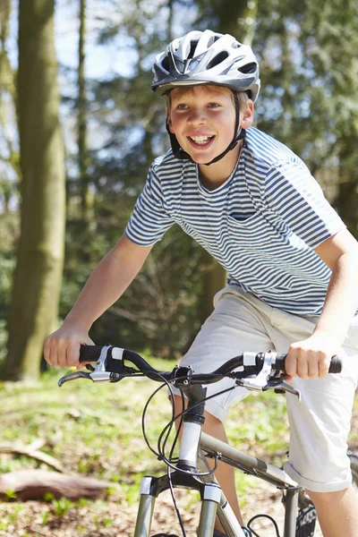 若い男の子の国のトラックに沿って自転車に乗る — ストック写真