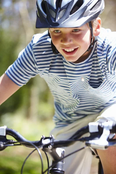 若い男の子の国のトラックに沿って自転車に乗る — ストック写真