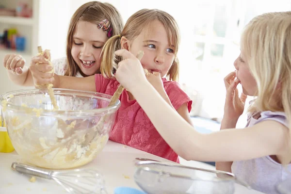 Tre ragazze che fanno i cupcake in cucina — Foto Stock