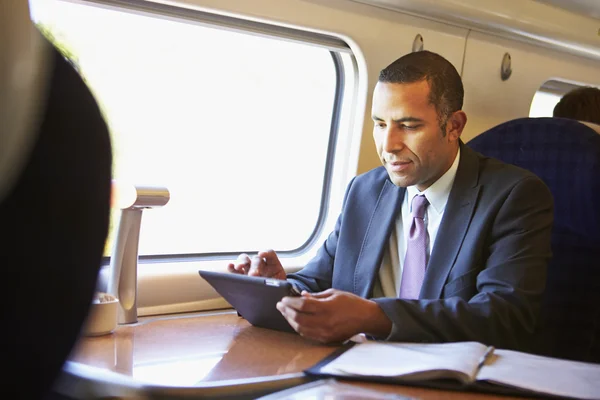 Homme d'affaires utilisant une tablette numérique — Photo
