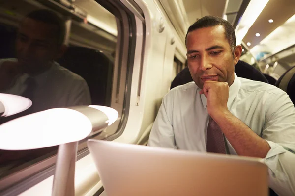 Uomo d'affari che utilizza laptop — Foto Stock