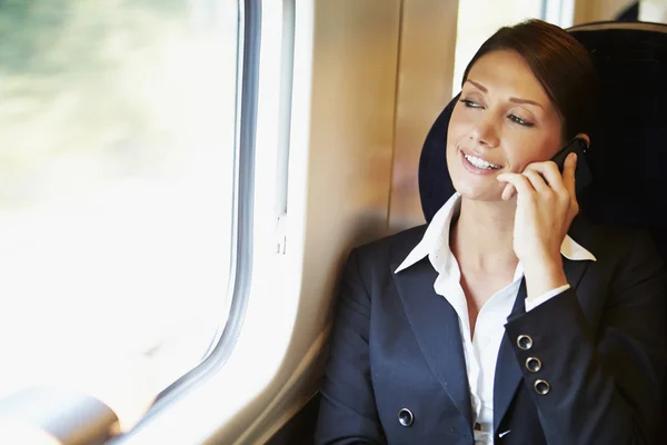 Affärskvinna pratar i mobiltelefon — Stockfoto