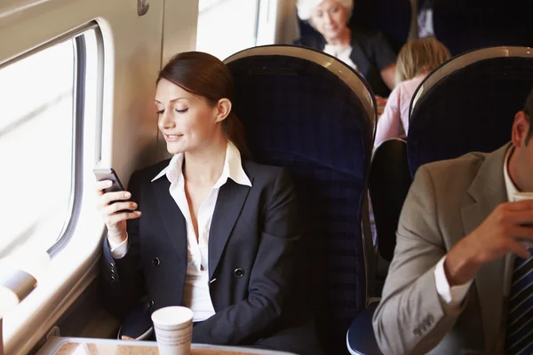 Mensaje de texto de mujer de negocios en el teléfono móvil — Foto de Stock