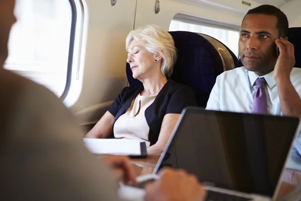 Zakenmensen reizen met de trein — Stockfoto