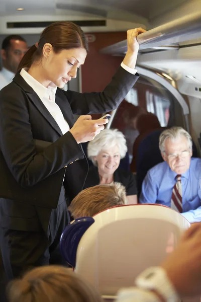 Zakenvrouw SMS bericht op mobiele telefoon — Stockfoto