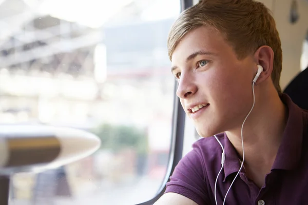 Tiener jongen luisteren muziek — Stockfoto