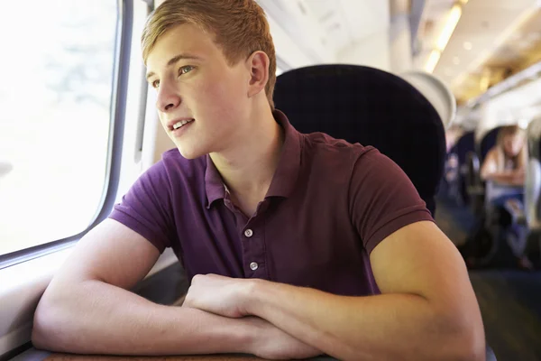 Tiener jongen reizen met de trein — Stockfoto