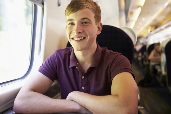 Adolescente chico viajando en tren —  Fotos de Stock