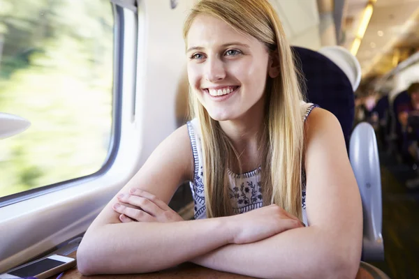 Hermosa chica rubia sonriendo — Foto de Stock