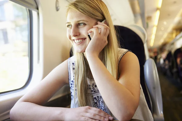 Blond meisje praten op mobiele telefoon — Stockfoto