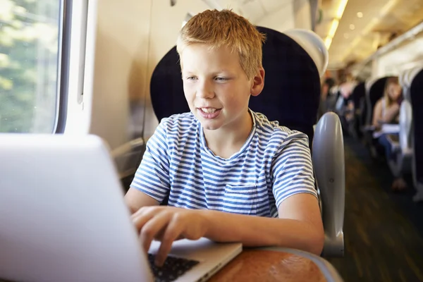 Ung pojke med laptop — Stockfoto