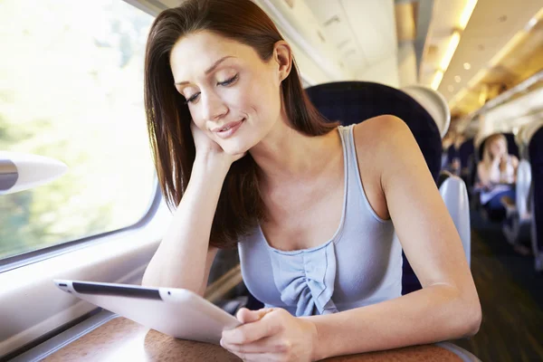 Vrouw die digitale tablet gebruikt — Stockfoto