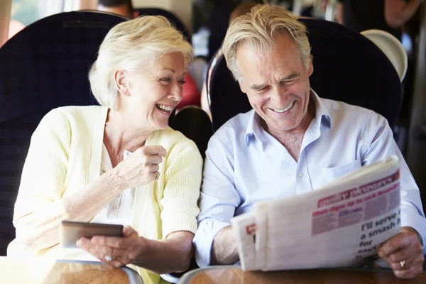 Couple sénior voyageant en train — Photo