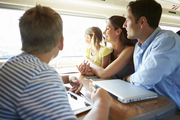 Mutlu bir aile tren ile seyahat — Stok fotoğraf