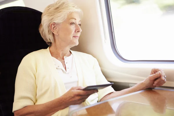 シニア女性が電車で旅行 — ストック写真