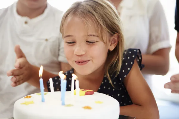 Flicka firar födelsedag med tårta — Stockfoto