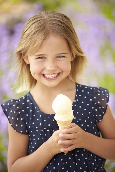 Chica joven comiendo helado al aire libre — Foto de Stock