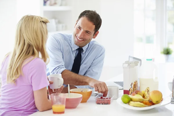 Pareja desayunando — Foto de Stock