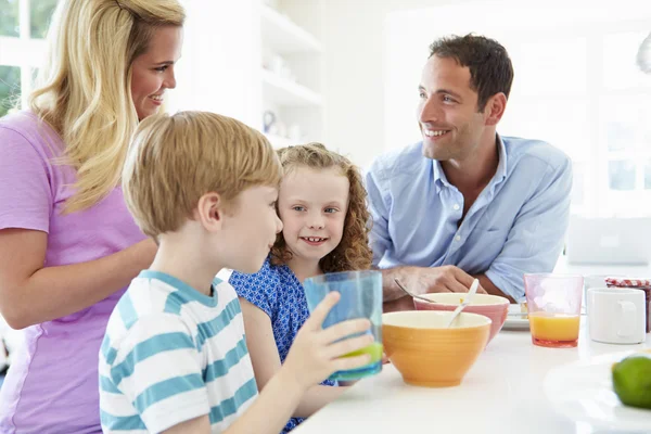 Família tomando café da manhã juntos — Fotografia de Stock