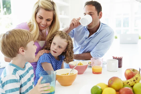 Familie die samen ontbijten — Stockfoto