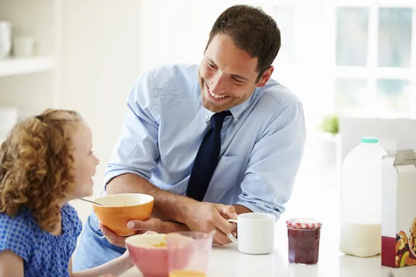 Pai e filha tomando café da manhã — Fotografia de Stock