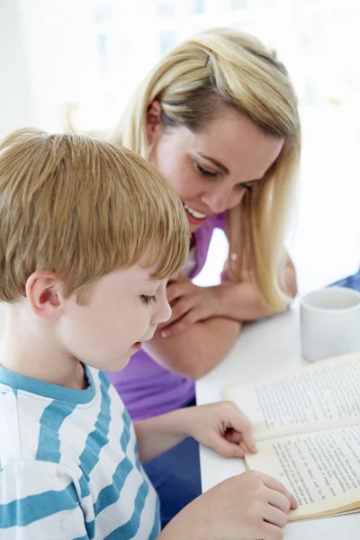 Madre ayudando a hijo con la tarea — Foto de Stock