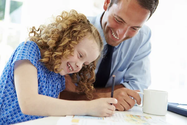 Padre aiutare figlia con i compiti — Foto Stock