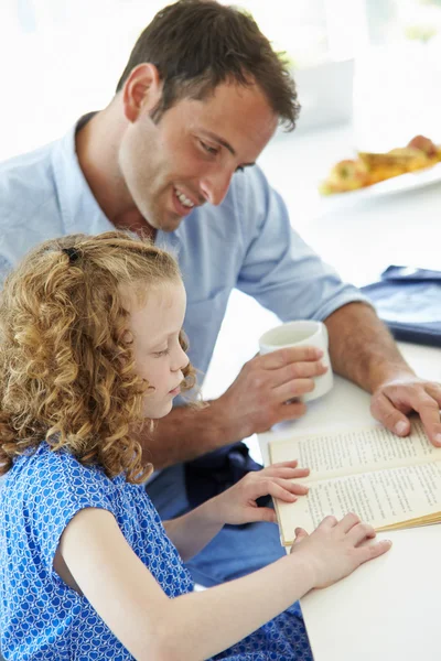 Padre ayudando a hija con la tarea — Foto de Stock