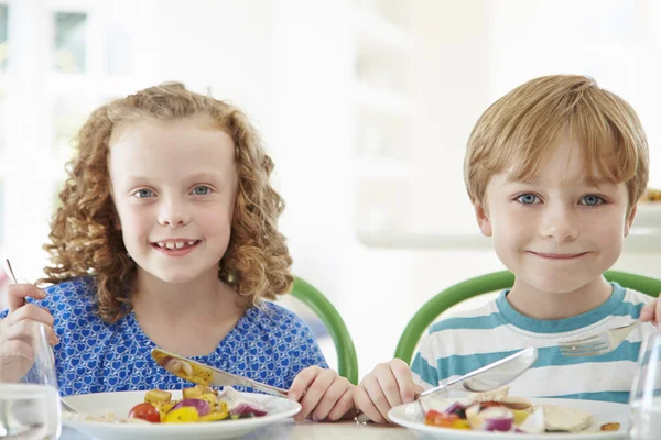 Dos niños comiendo comida — Foto de Stock