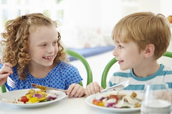 Двое детей едят пищу — стоковое фото