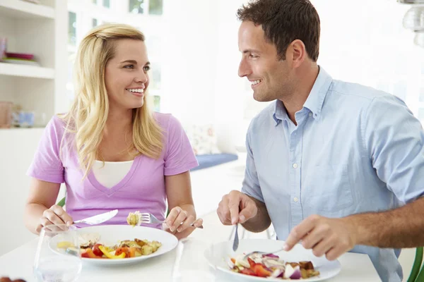 Casal comer refeição — Fotografia de Stock