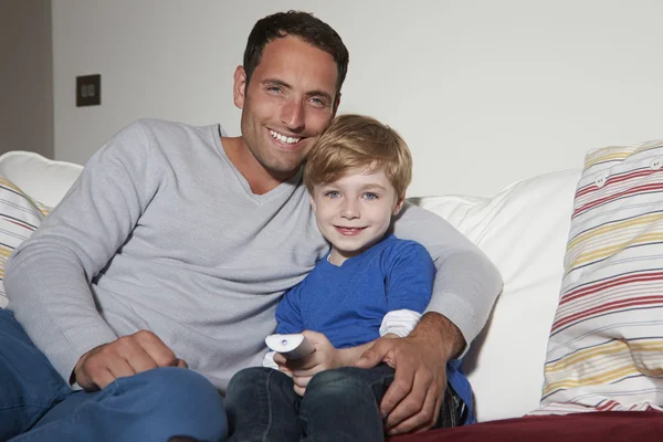 Padre e figlio guardano la tv insieme — Foto Stock