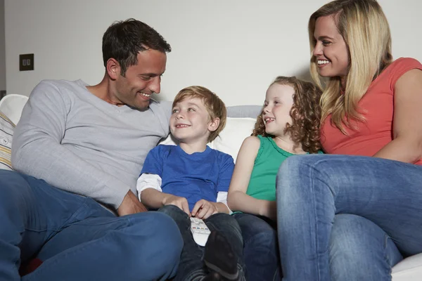 Familie sitzt zusammen vor dem Fernseher — Stockfoto