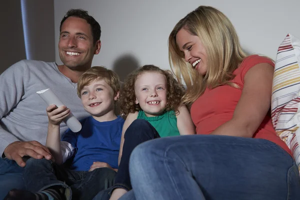 Familia sentada viendo televisión juntos — Foto de Stock