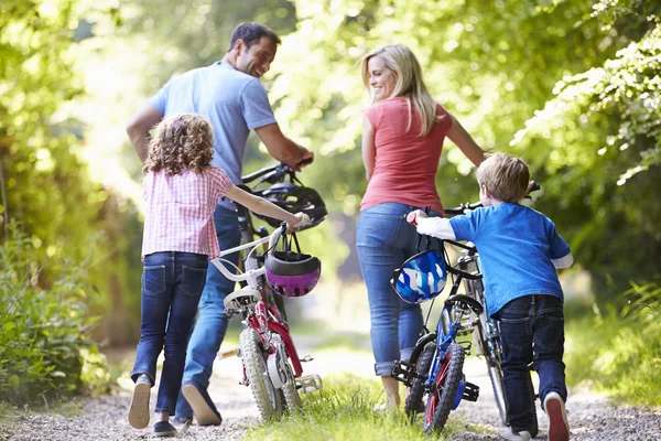 Familia empujando bicicletas —  Fotos de Stock