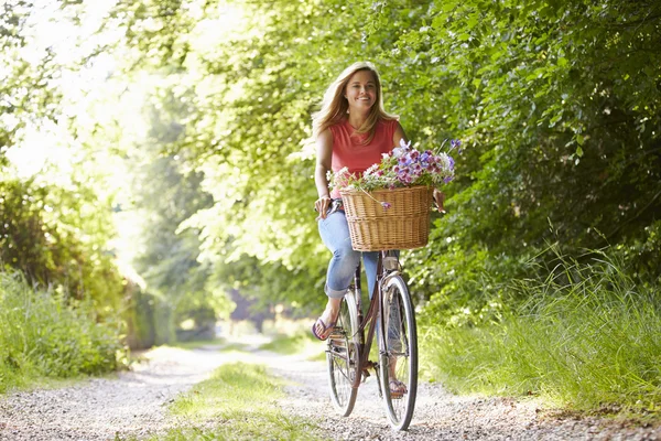 Donna in bicicletta giro in campagna — Foto Stock