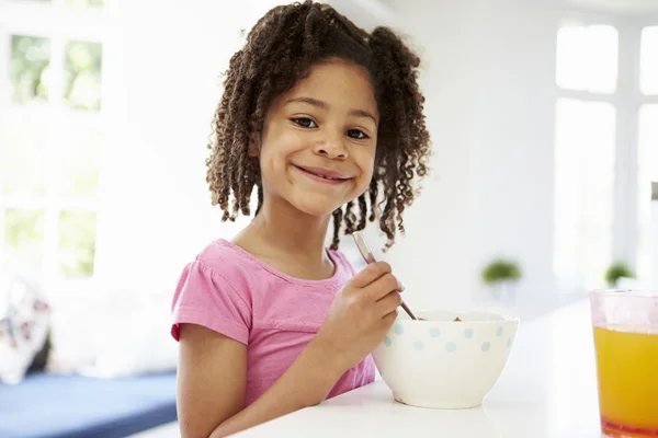 Menina tomando café da manhã — Fotografia de Stock