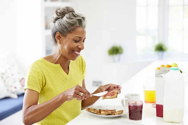 Reife Frau frühstückt — Stockfoto