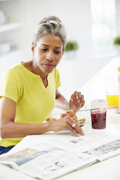 Madura mujer comiendo desayuno —  Fotos de Stock