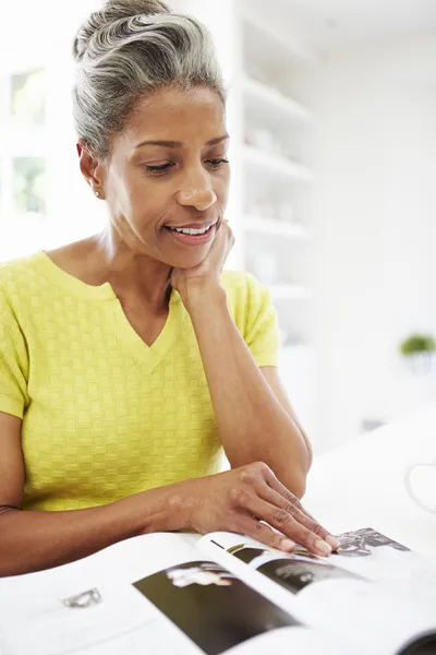 Vrouw eten ontbijt — Stockfoto