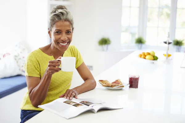 Vrouw eten ontbijt — Stockfoto