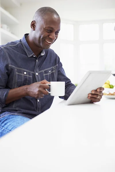 Mann nutzt digitales Tablet — Stockfoto