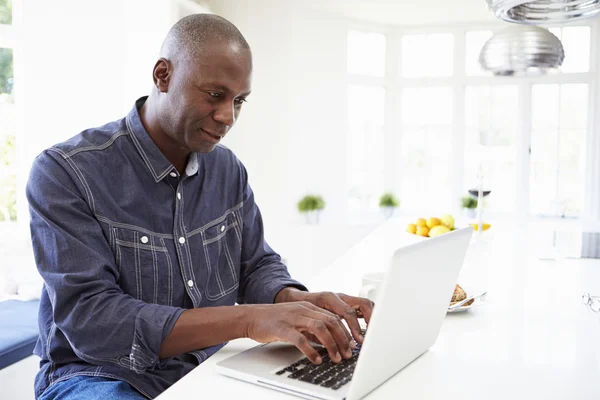 Mężczyzna korzystający z laptopa w domu — Zdjęcie stockowe