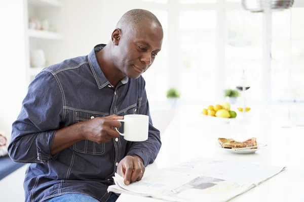 Man äter frukost — Stockfoto