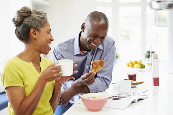 Casal tomando café da manhã — Fotografia de Stock