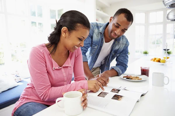 Casal tomando café da manhã — Fotografia de Stock