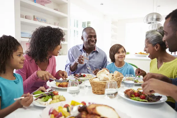 Familie isst Essen zu Hause — Stockfoto