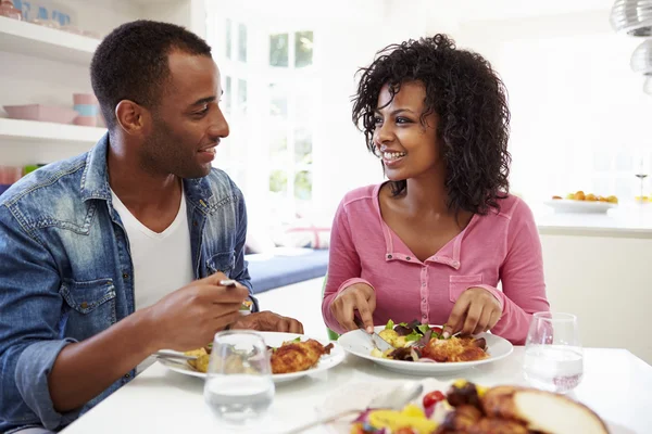 Paar eten van maaltijd thuis — Stockfoto